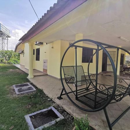 Apartamento Pandai Dickson Banglow White & Yellow House Port Dickson Exterior foto