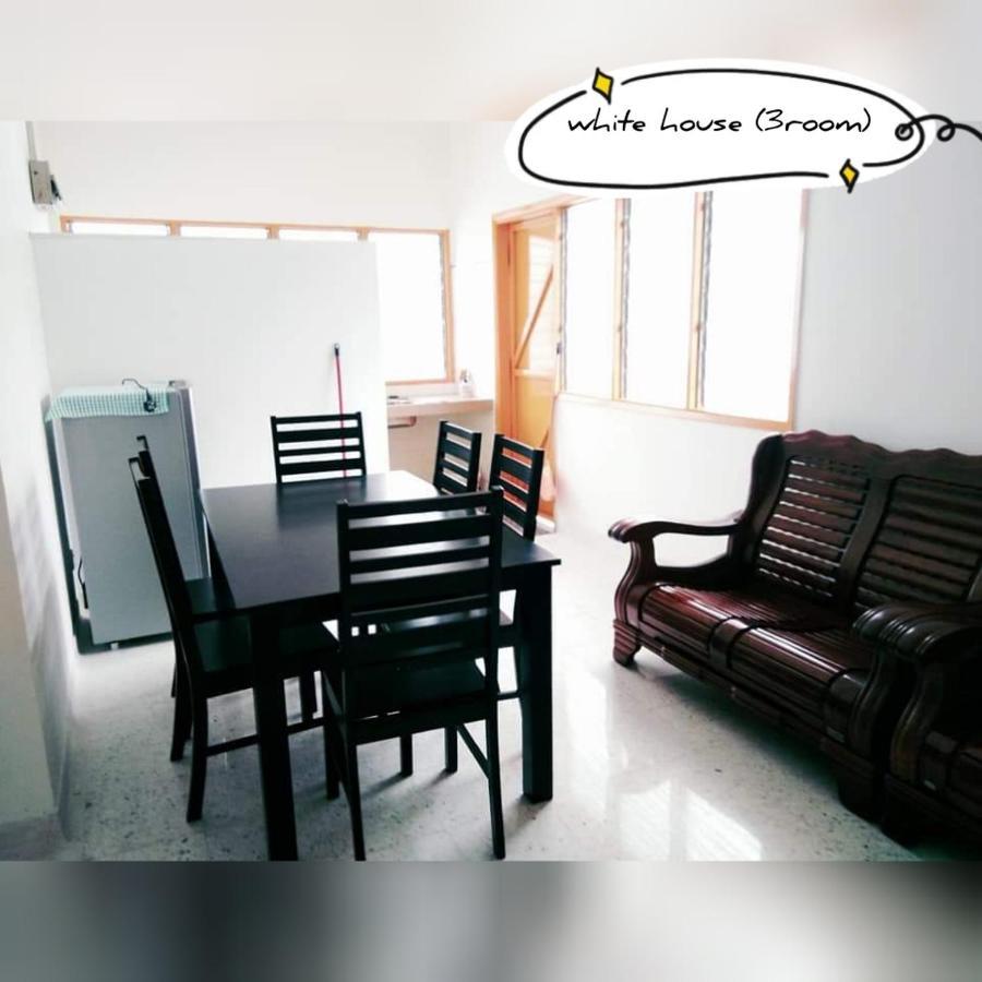 Apartamento Pandai Dickson Banglow White & Yellow House Port Dickson Exterior foto