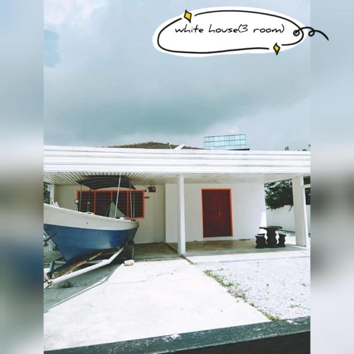 Apartamento Pandai Dickson Banglow White & Yellow House Port Dickson Exterior foto