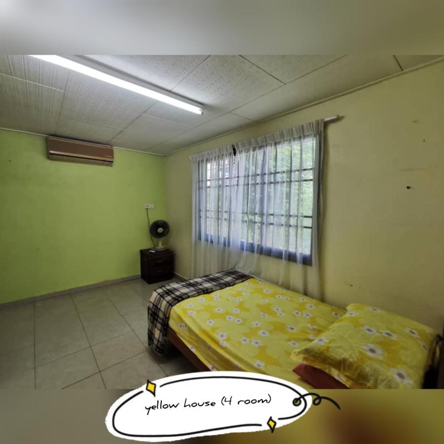 Apartamento Pandai Dickson Banglow White & Yellow House Port Dickson Exterior foto